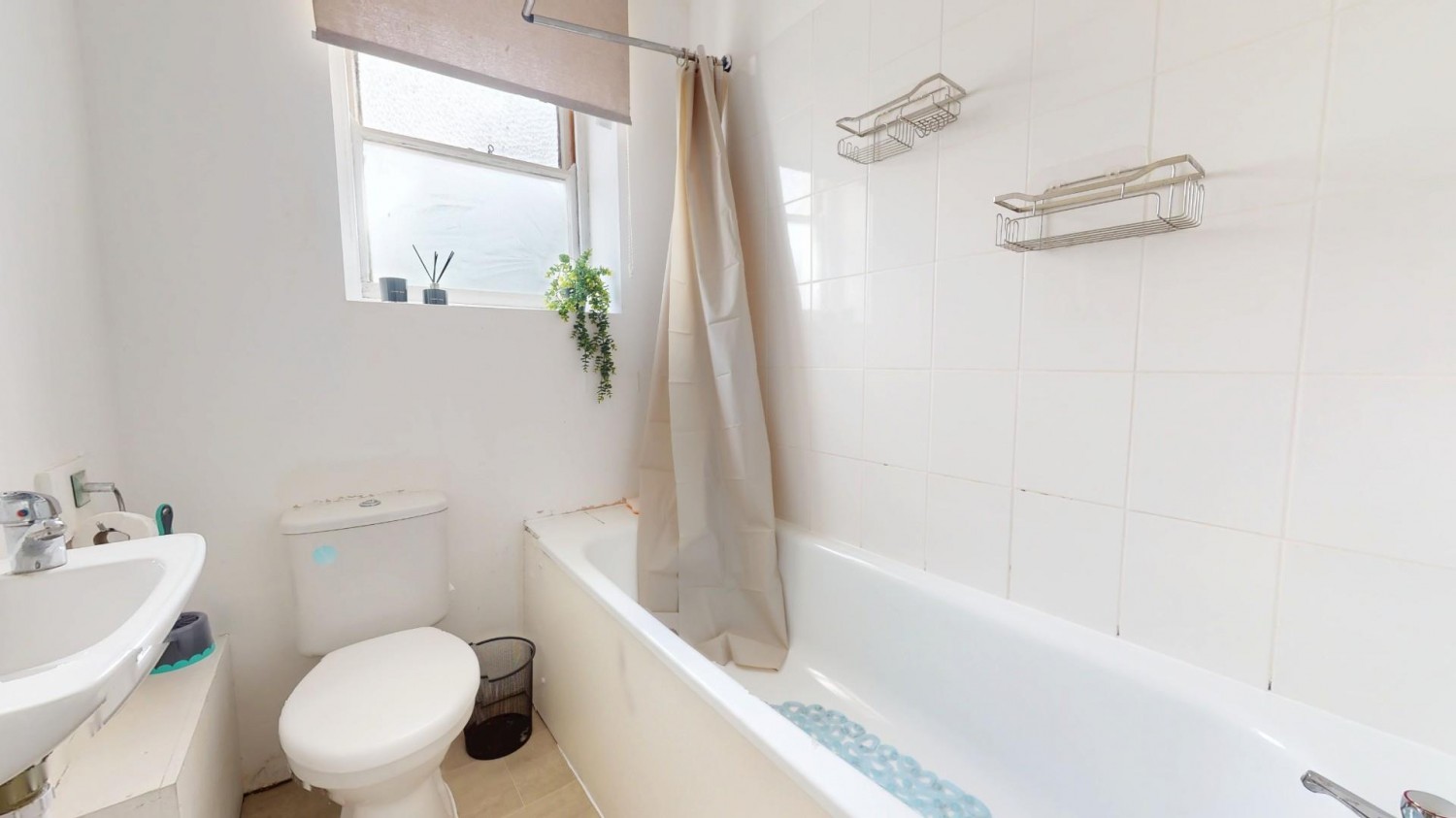 2 bedroom Flat for sale in Overcliffe, Gravesend