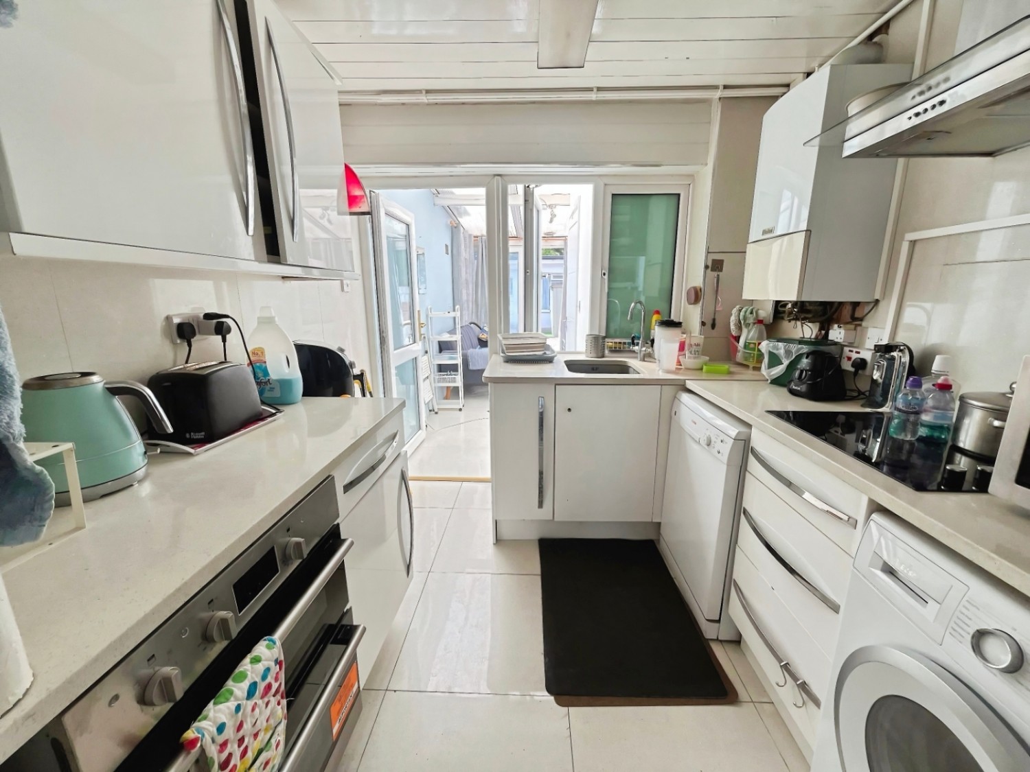 1 bedroom Flat to let in Hounslow, Queen's Gardens, Hounslow