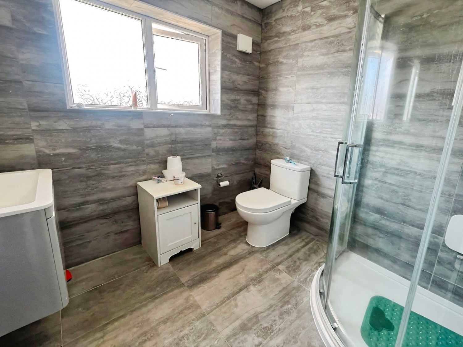 1 bedroom Flat to let in Hounslow, Queen's Gardens, Hounslow