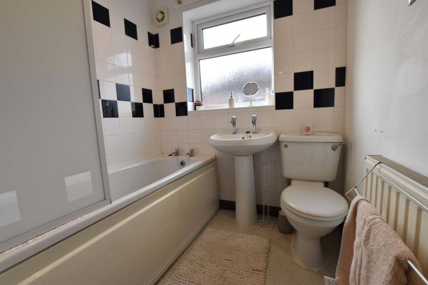 2 bedroom House for sale in Northfield Close, West Butterwick
