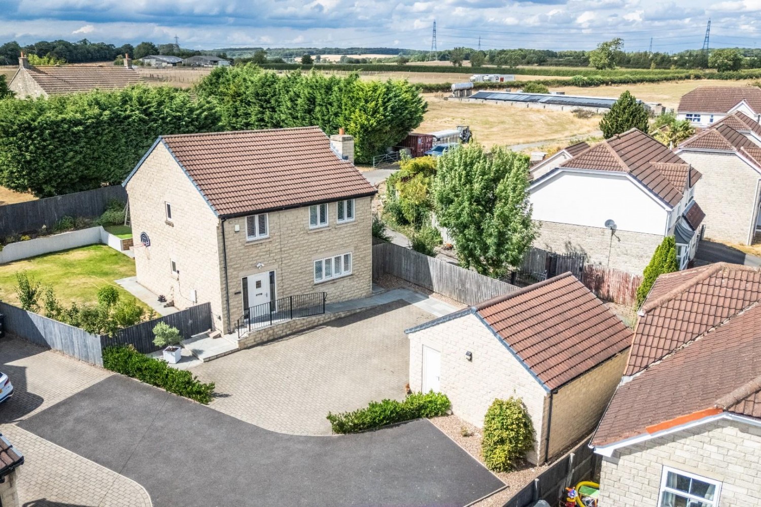 4 bedroom House for sale in 2, Roberts Close, Fairburn, Knottingley, North Yor