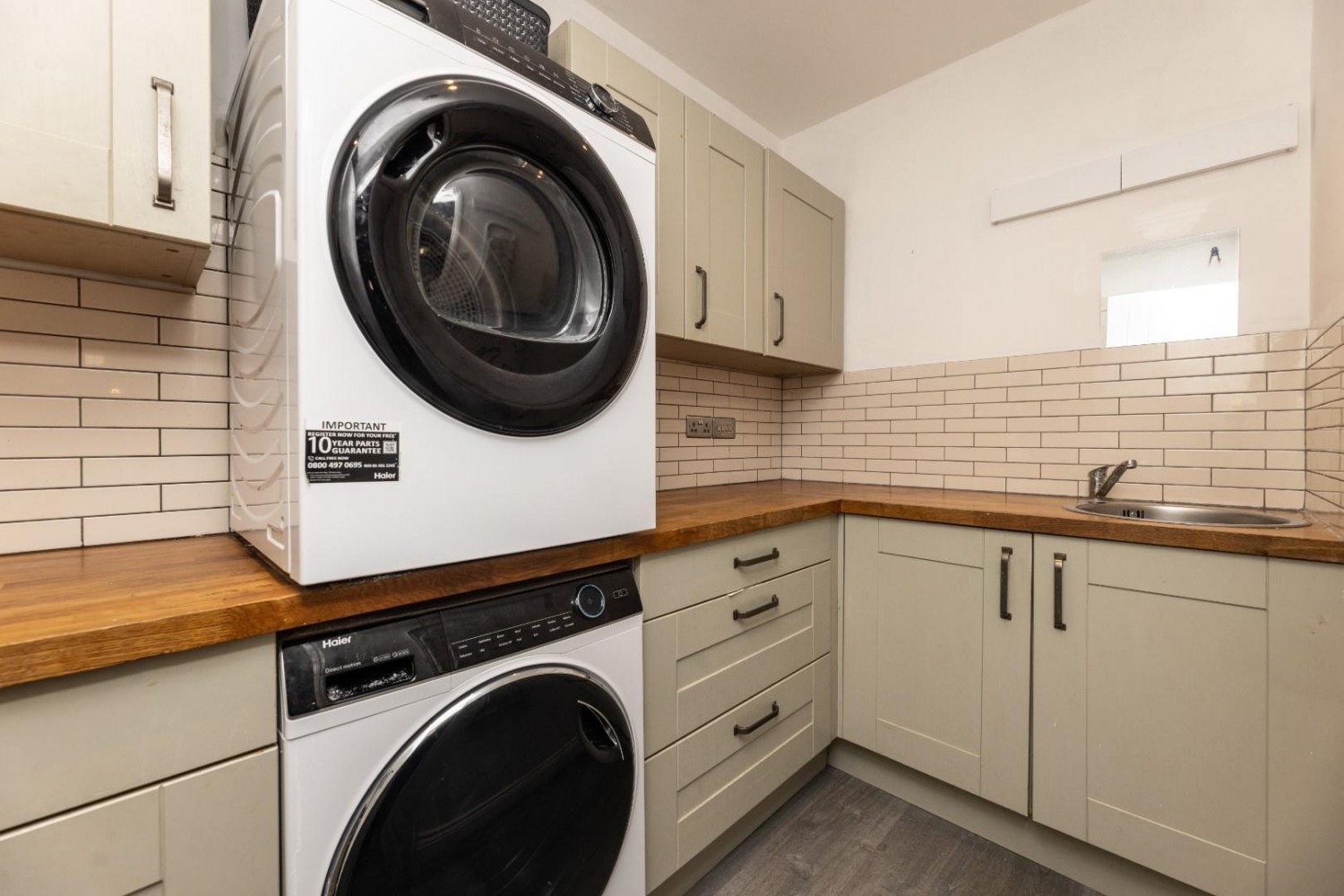 4 bedroom House for sale in 2, Roberts Close, Fairburn, Knottingley, North Yor