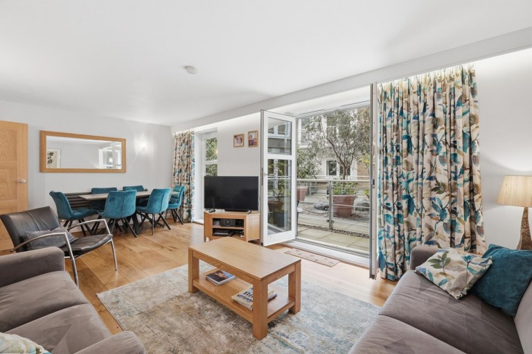 New Globe Walk, London