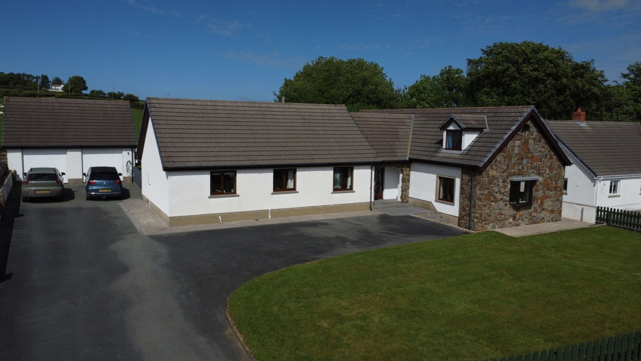 Bro Deirian, Efailwen, SA66
