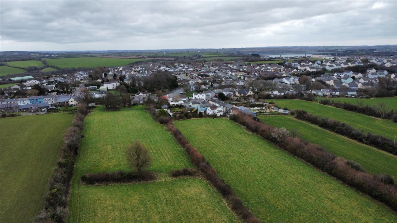 1 Honeyborough Green, Neyland, SA73