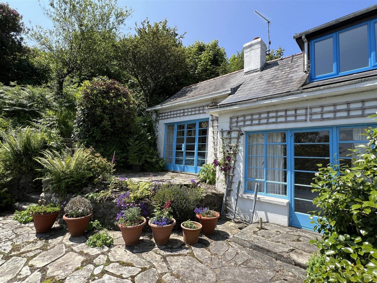 Dinas Cross, Yet Yr Hendy, SA42