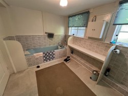 Dinas Cross, Yet Yr Hendy, SA42