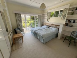 Dinas Cross, Yet Yr Hendy, SA42