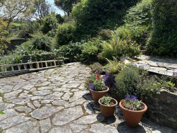 Dinas Cross, Yet Yr Hendy, SA42