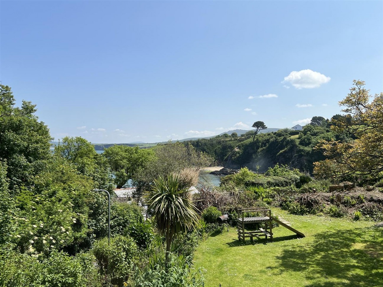 Dinas Cross, Yet Yr Hendy, SA42