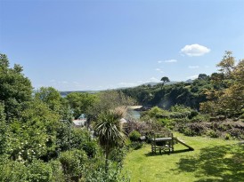 Dinas Cross, Yet Yr Hendy, SA42