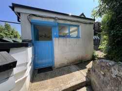 Dinas Cross, Yet Yr Hendy, SA42