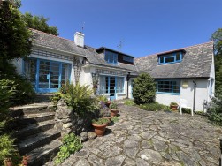 Dinas Cross, Yet Yr Hendy, SA42