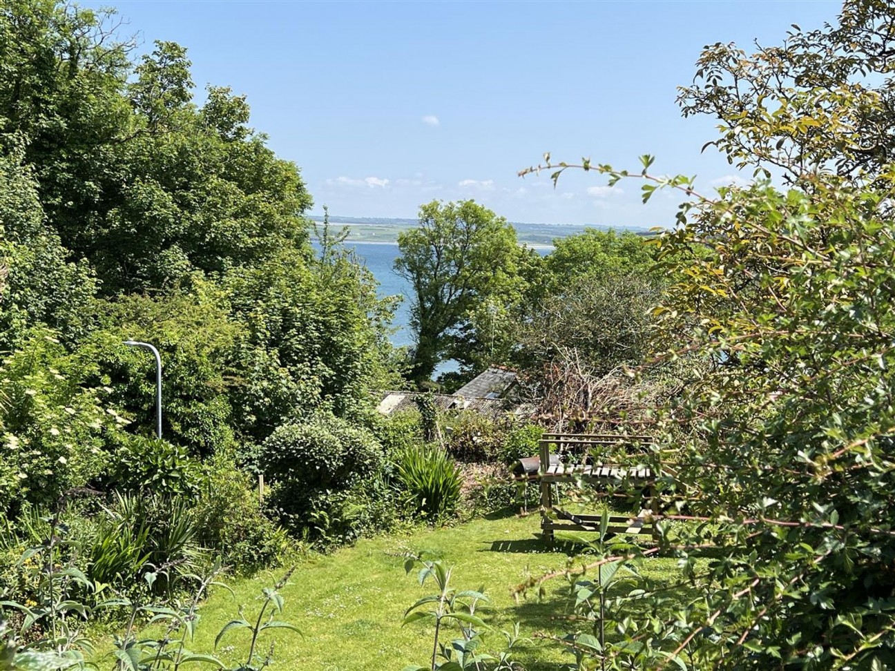 Dinas Cross, Yet Yr Hendy, SA42