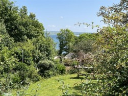 Dinas Cross, Yet Yr Hendy, SA42