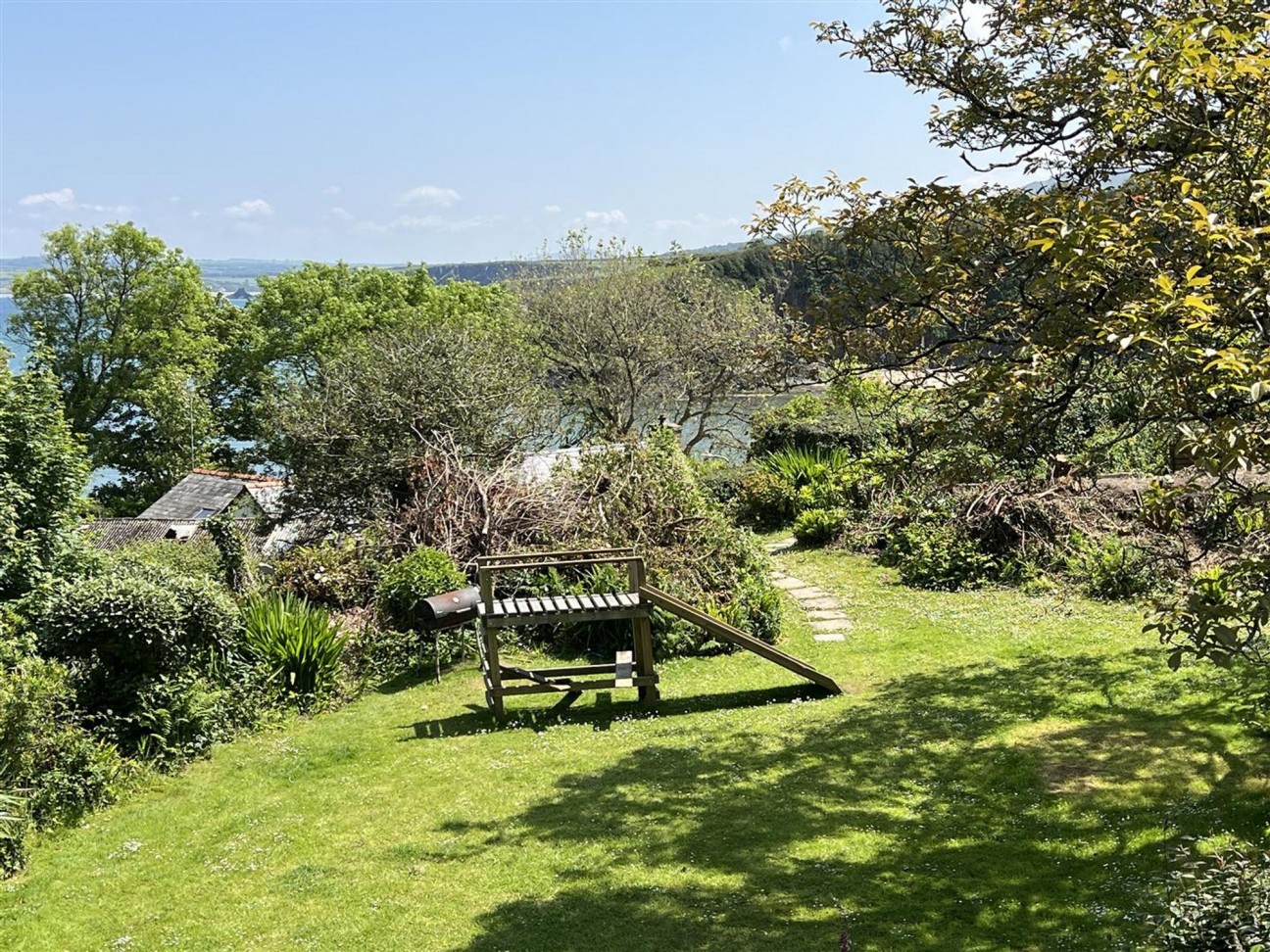 Dinas Cross, Yet Yr Hendy, SA42