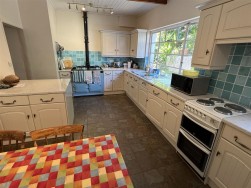 Dinas Cross, Yet Yr Hendy, SA42