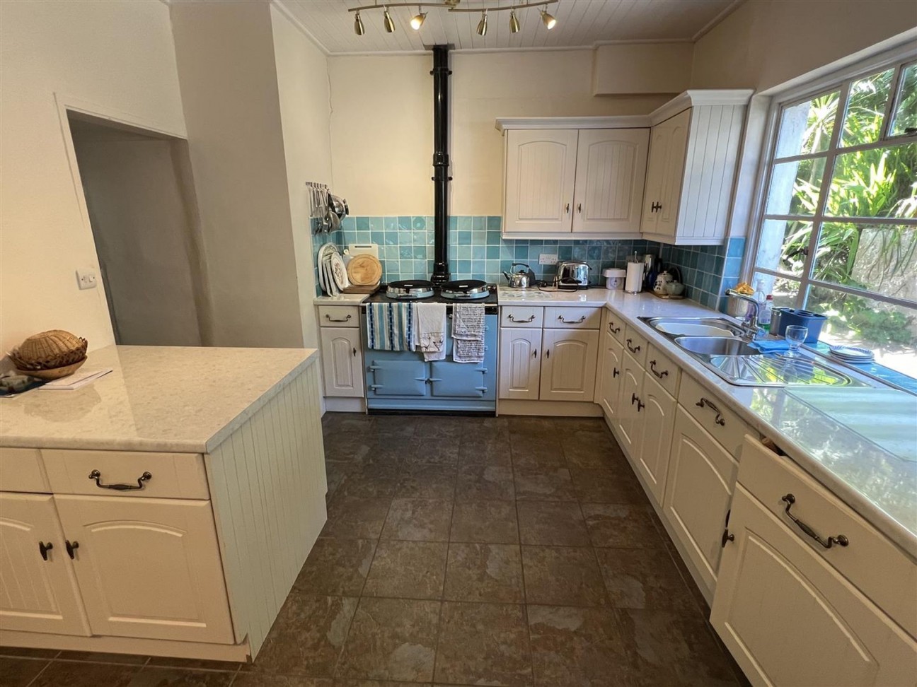 Dinas Cross, Yet Yr Hendy, SA42