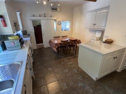 Dinas Cross, Yet Yr Hendy, SA42