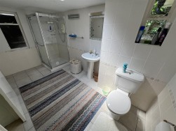 Dinas Cross, Yet Yr Hendy, SA42