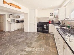 Long Street, Newport, SA42