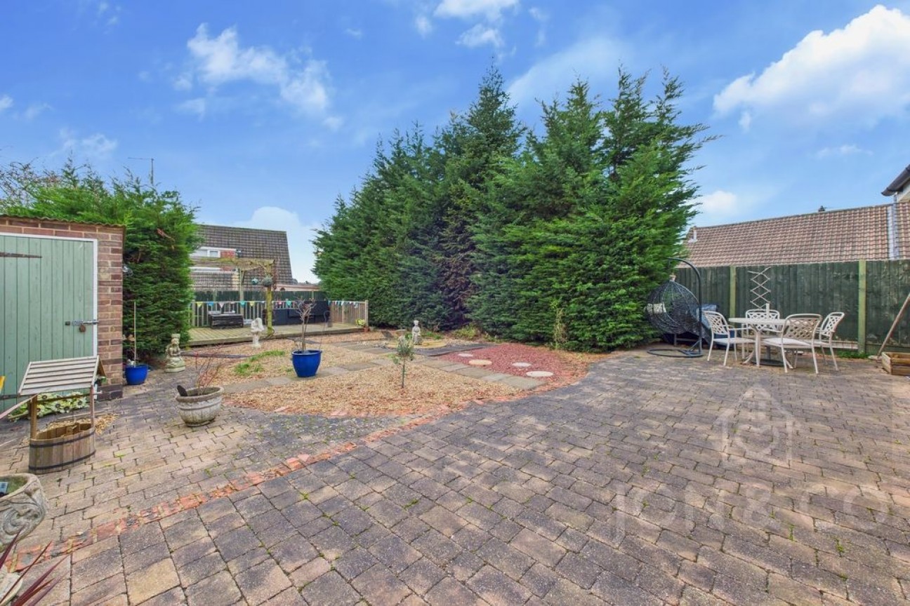 Thistleholme Close | Links View | NN2