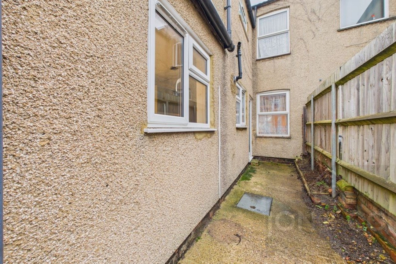 Brook Street | Semilong | NN2