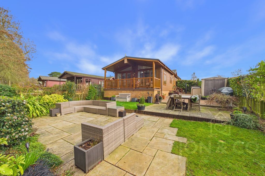 Kingfisher | Overstone Lakes | NN6