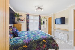 Kingfisher | Overstone Lakes | NN6