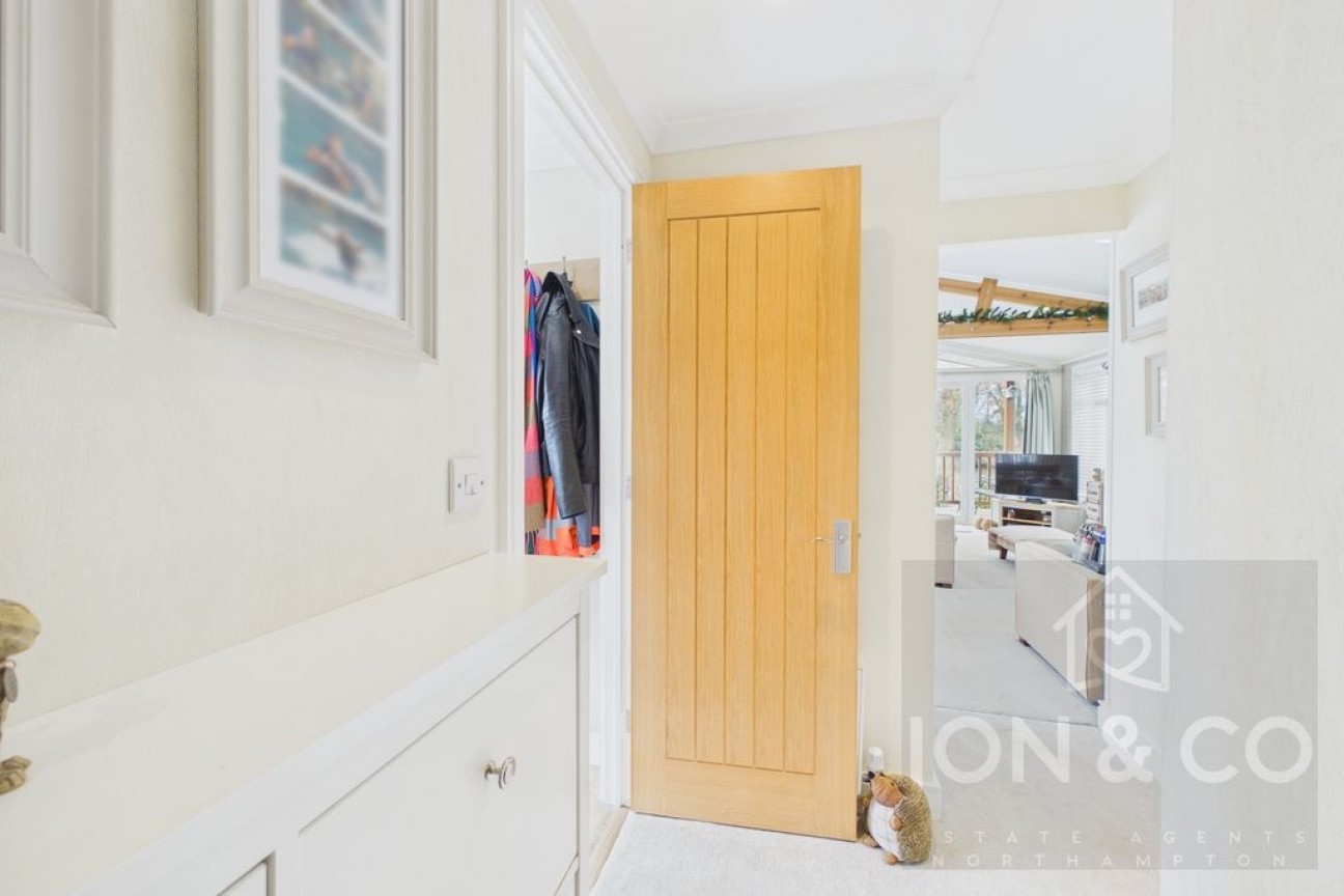 Kingfisher | Overstone Lakes | NN6