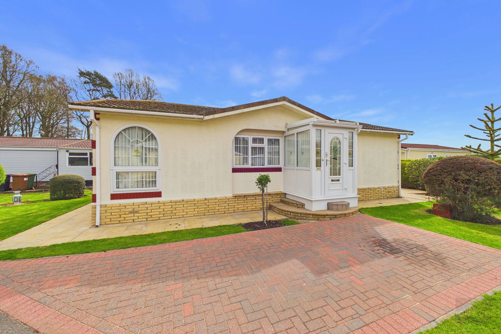 Pine Crescent | Overstone Solarium | NN6