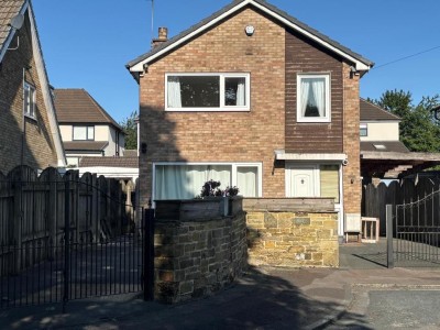 View full details for Hadrians Close, Huddersfield, HD3
