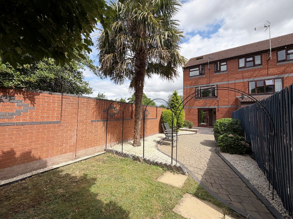 Howard Walk, Warwick