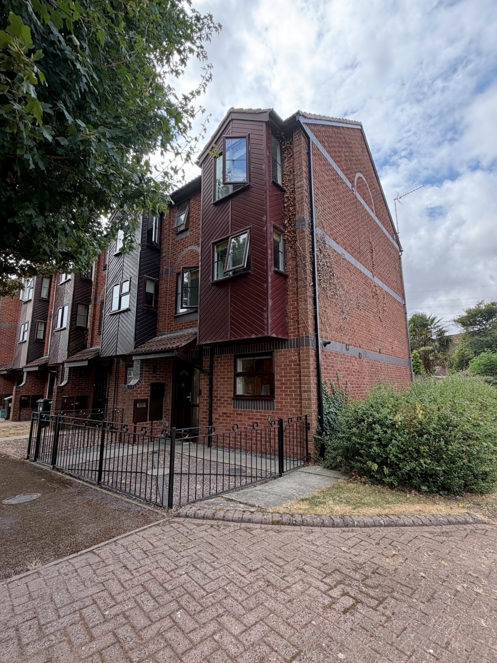 Howard Walk, Warwick