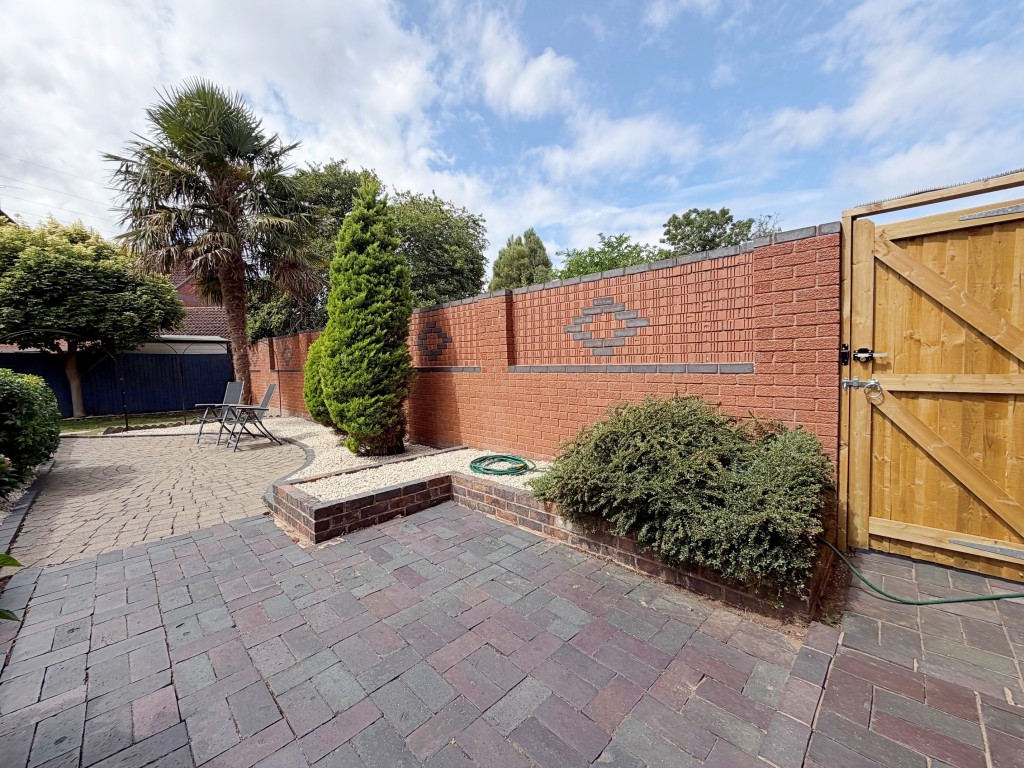 Howard Walk, Warwick