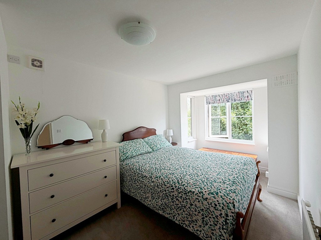Howard Walk, Warwick
