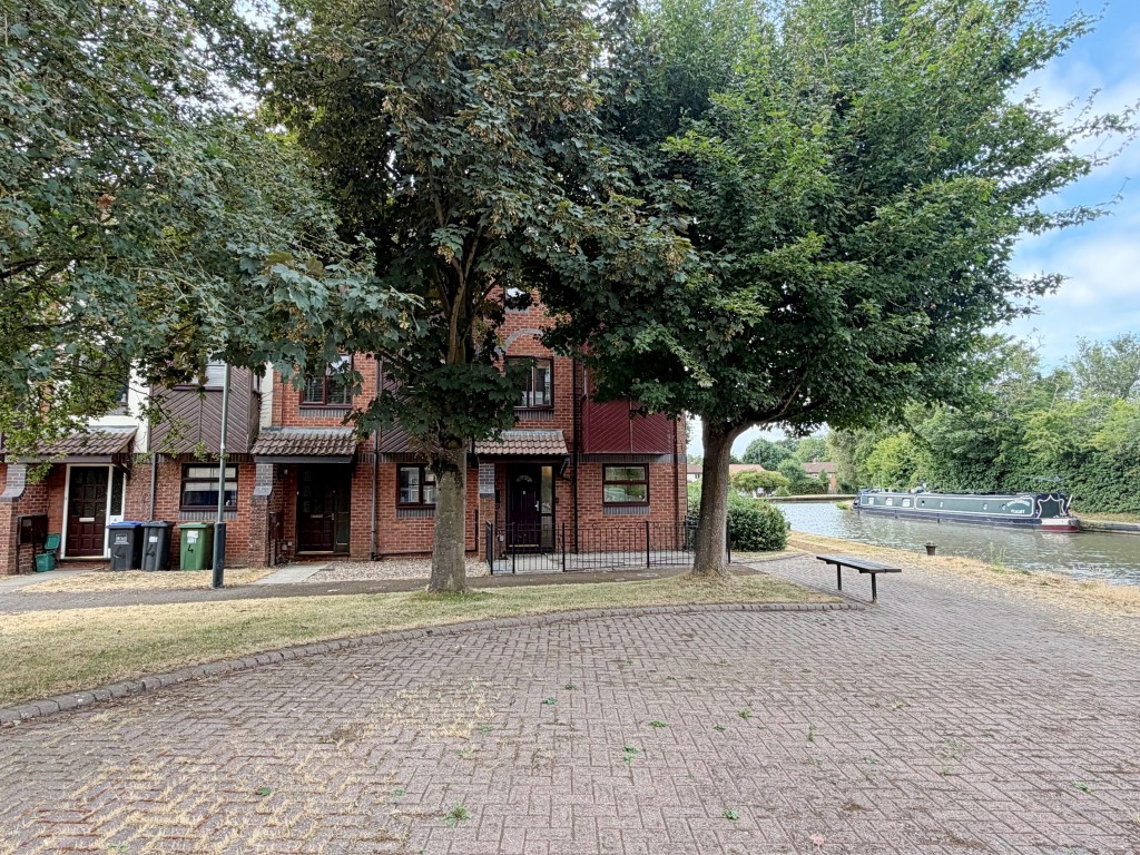 Howard Walk, Warwick
