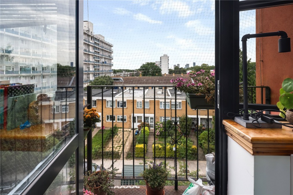 School Lodge, E9