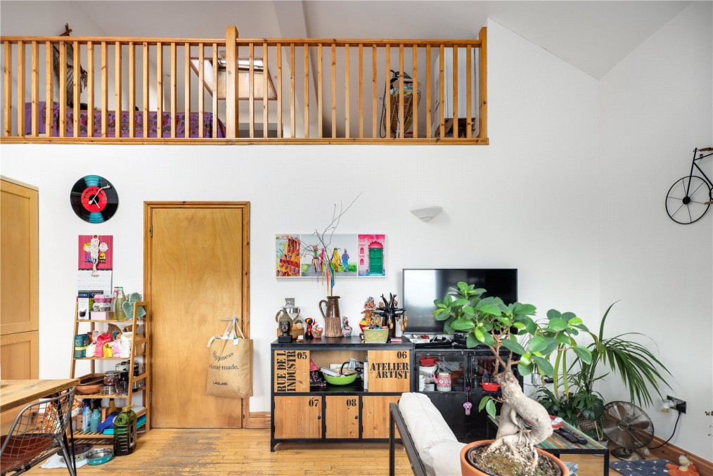 School Lodge, E9