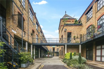 Independent Place, E8