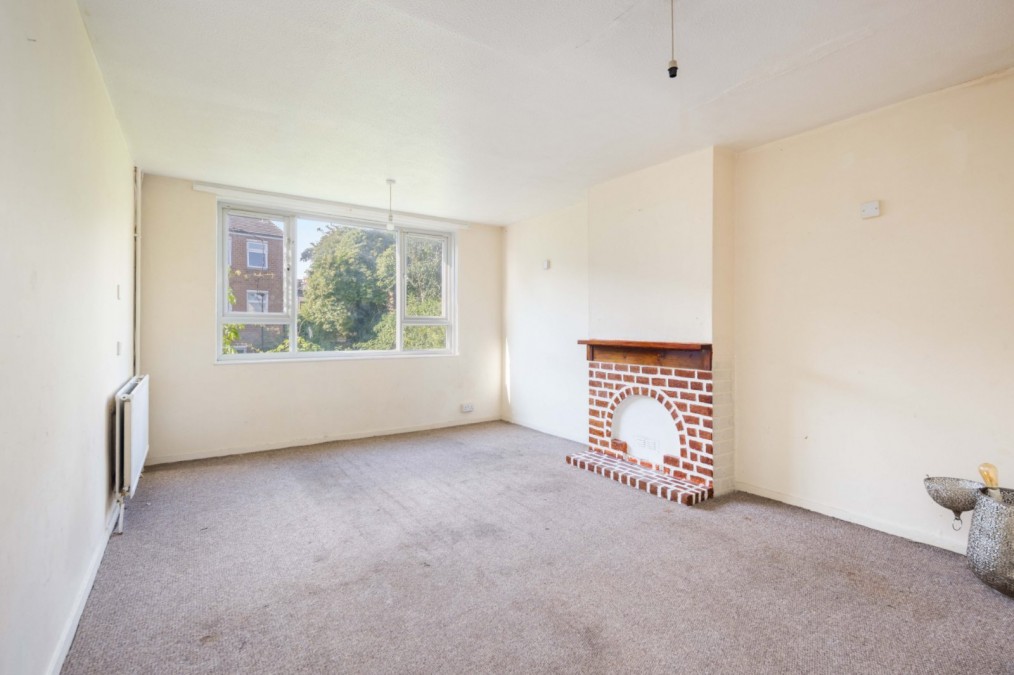 Lyneham Walk, E5