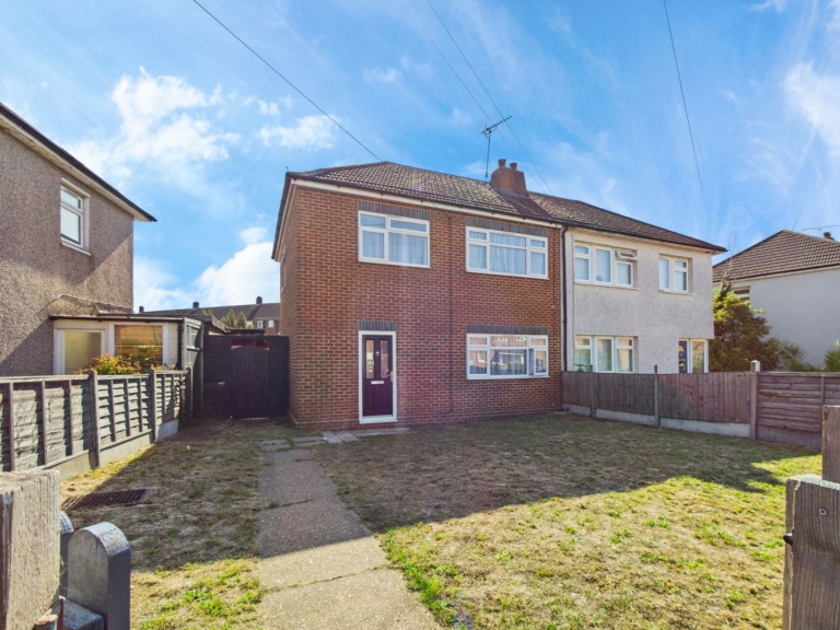 Hall Crescent, Aveley, South Ockendon, Essex, RM15 4JR
