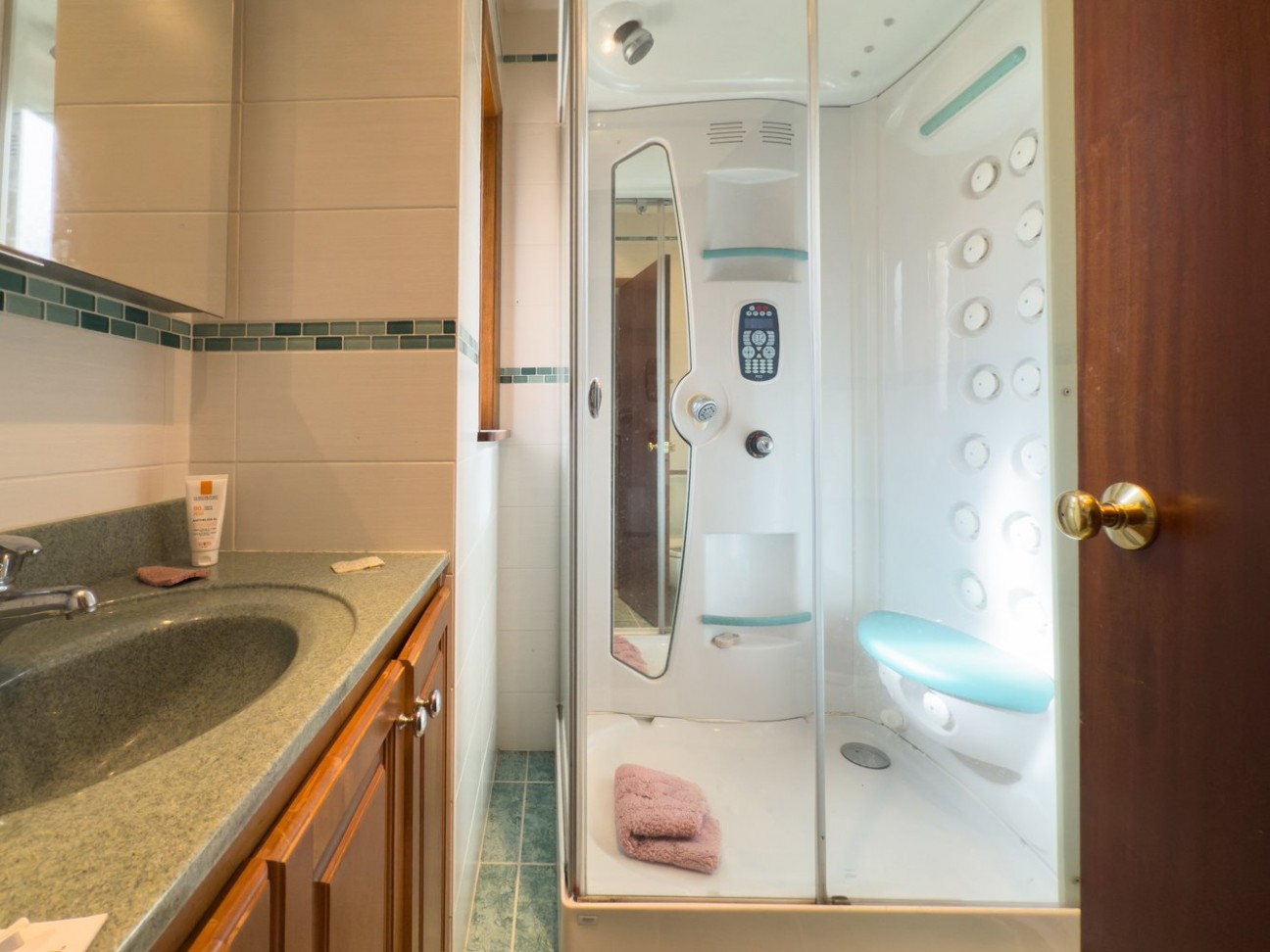 Par Three, Links Close, Peel, Isle of Man, IM5 1DG