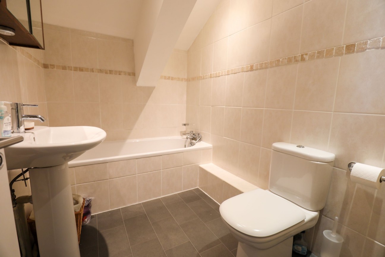 Grosvenor Court Apartments, Flat 8, 1, Central Promenade, Douglas, IM2 4LN