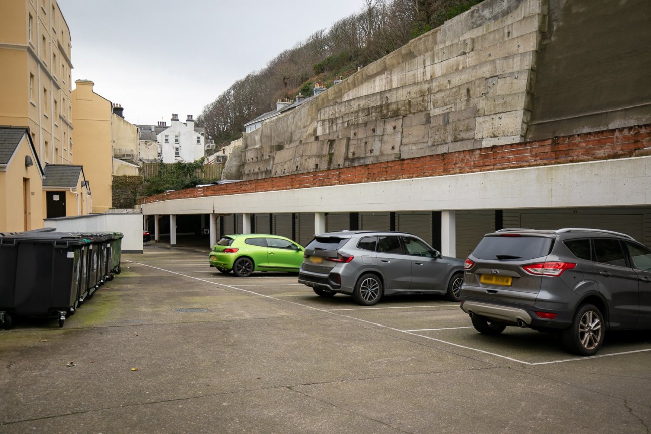 41 Piccadilly Court, Queens Promenade, IM2 4NS