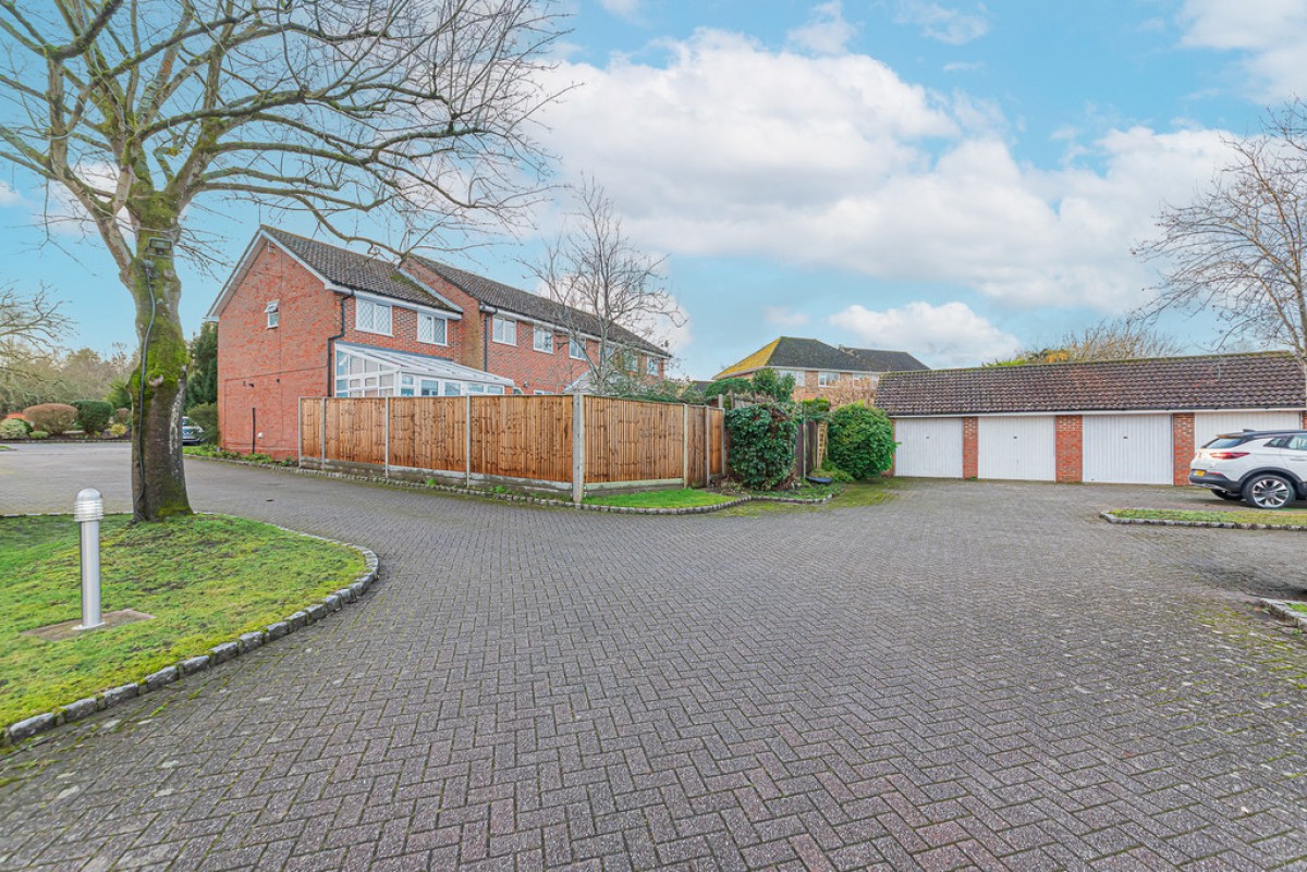 Ivy Drive, Lightwater