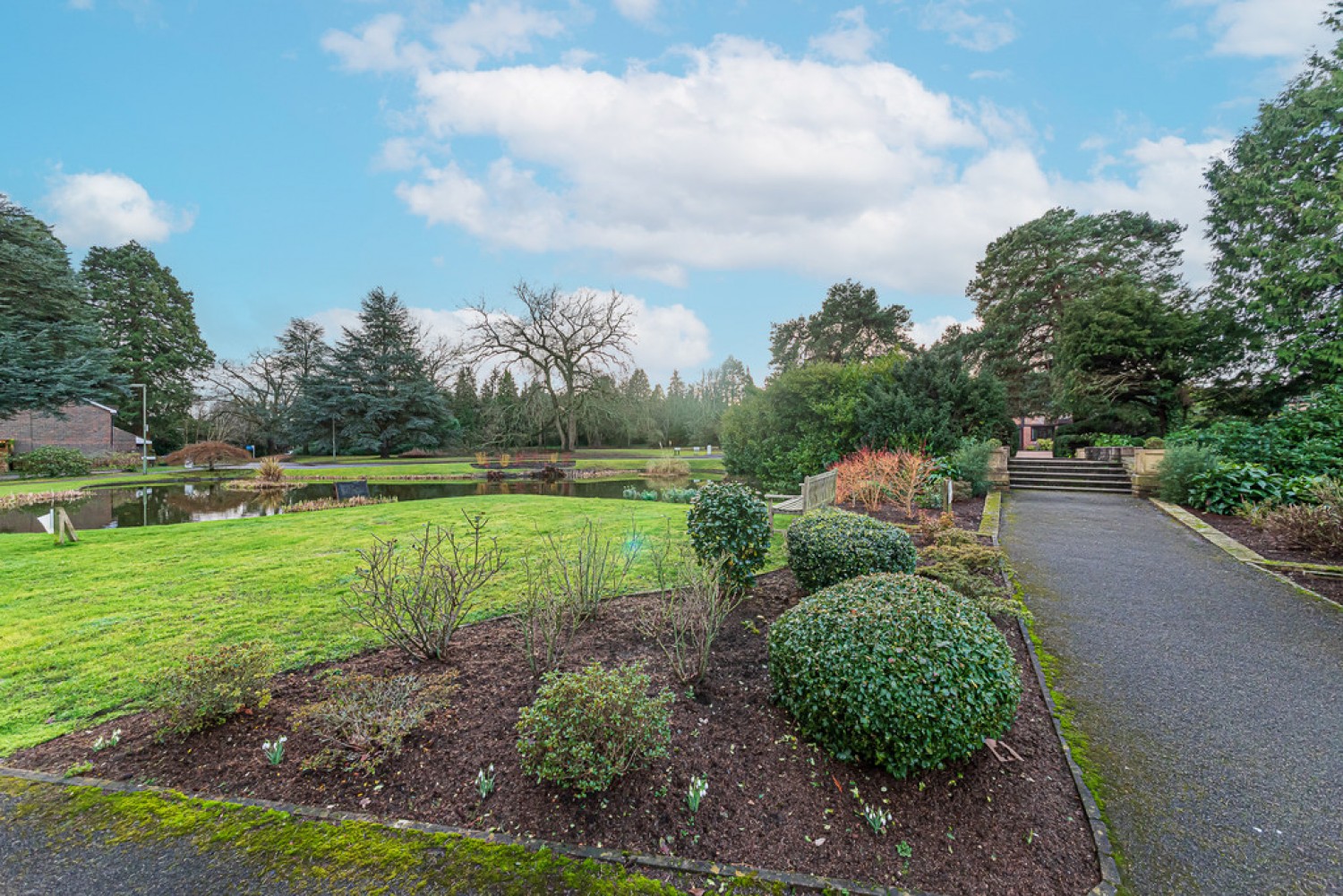 2 bedroom House in Ivy Drive, Lightwater