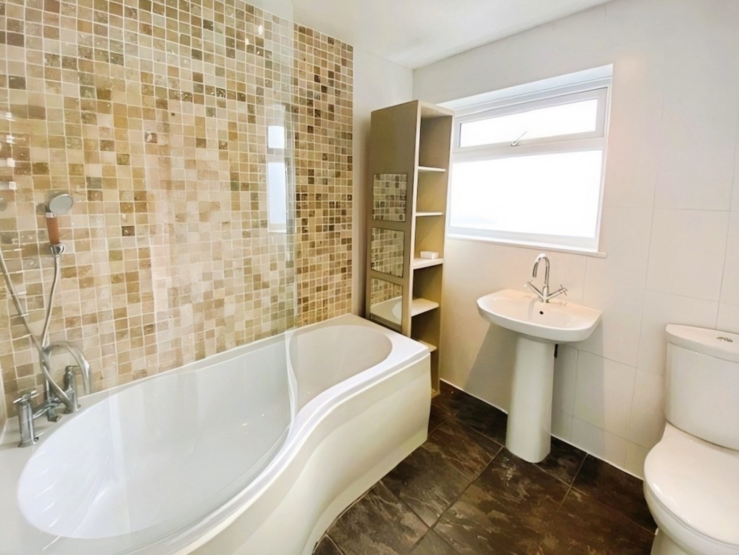 3 bedroom House for Sale Aragon Road, Morden,SM4