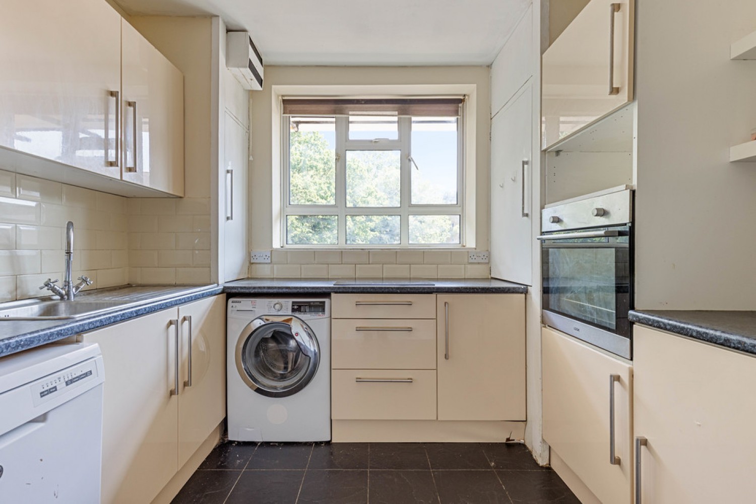 4 bedroom Flat for Sale Kingswood Estate, London, Greater London