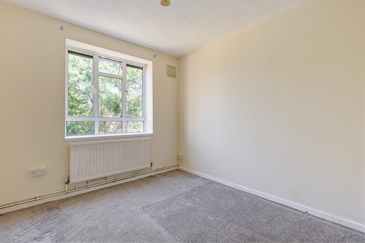 4 bedroom Flat for Sale Kingswood Estate, London, Greater London